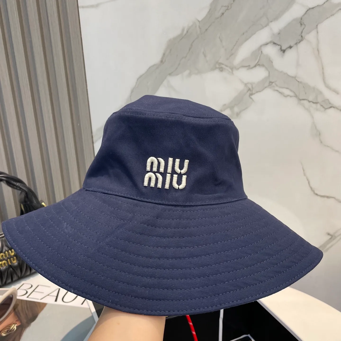 P80 MiuMiu Miu Miu's new fisherman hat | Large brim ~ Increased sun protection range, quality details are in place ~ Hats have always been an inseparable item in daily matching. The fisherman hat will never go out of style. This Miu family has always been loved by everyone. It is casual, versatile, sunproof and comfortable. It feels very soft but does not affect its shape at all. ​