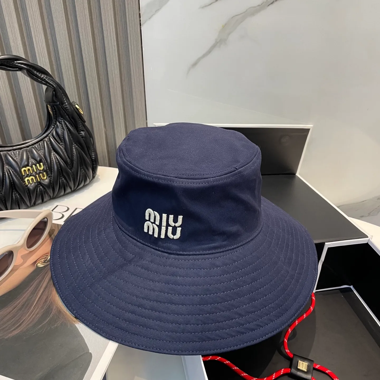 P80 MiuMiu Miu Miu's new fisherman hat | Large brim ~ Increased sun protection range, quality details are in place ~ Hats have always been an inseparable item in daily matching. The fisherman hat will never go out of style. This Miu family has always been loved by everyone. It is casual, versatile, sunproof and comfortable. It feels very soft but does not affect its shape at all. ​