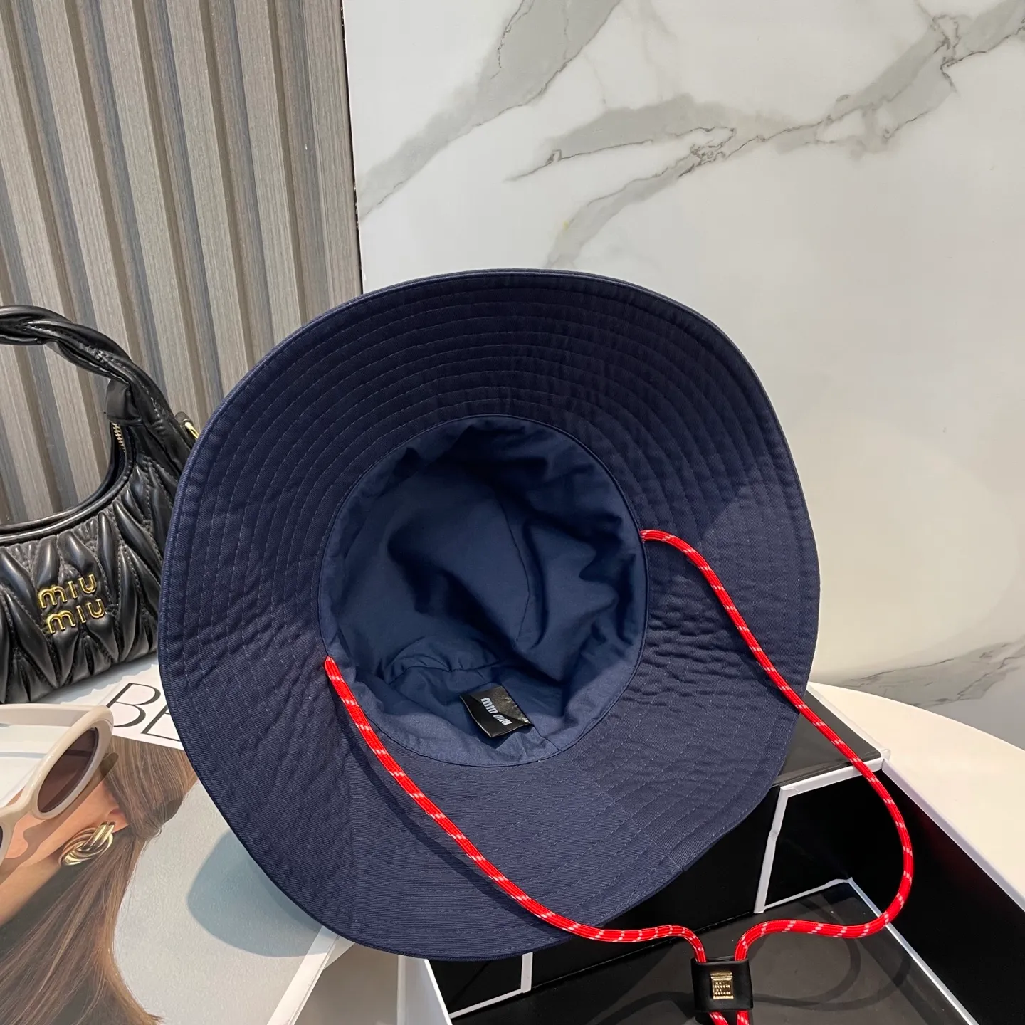 P80 MiuMiu Miu Miu's new fisherman hat | Large brim ~ Increased sun protection range, quality details are in place ~ Hats have always been an inseparable item in daily matching. The fisherman hat will never go out of style. This Miu family has always been loved by everyone. It is casual, versatile, sunproof and comfortable. It feels very soft but does not affect its shape at all. ​
