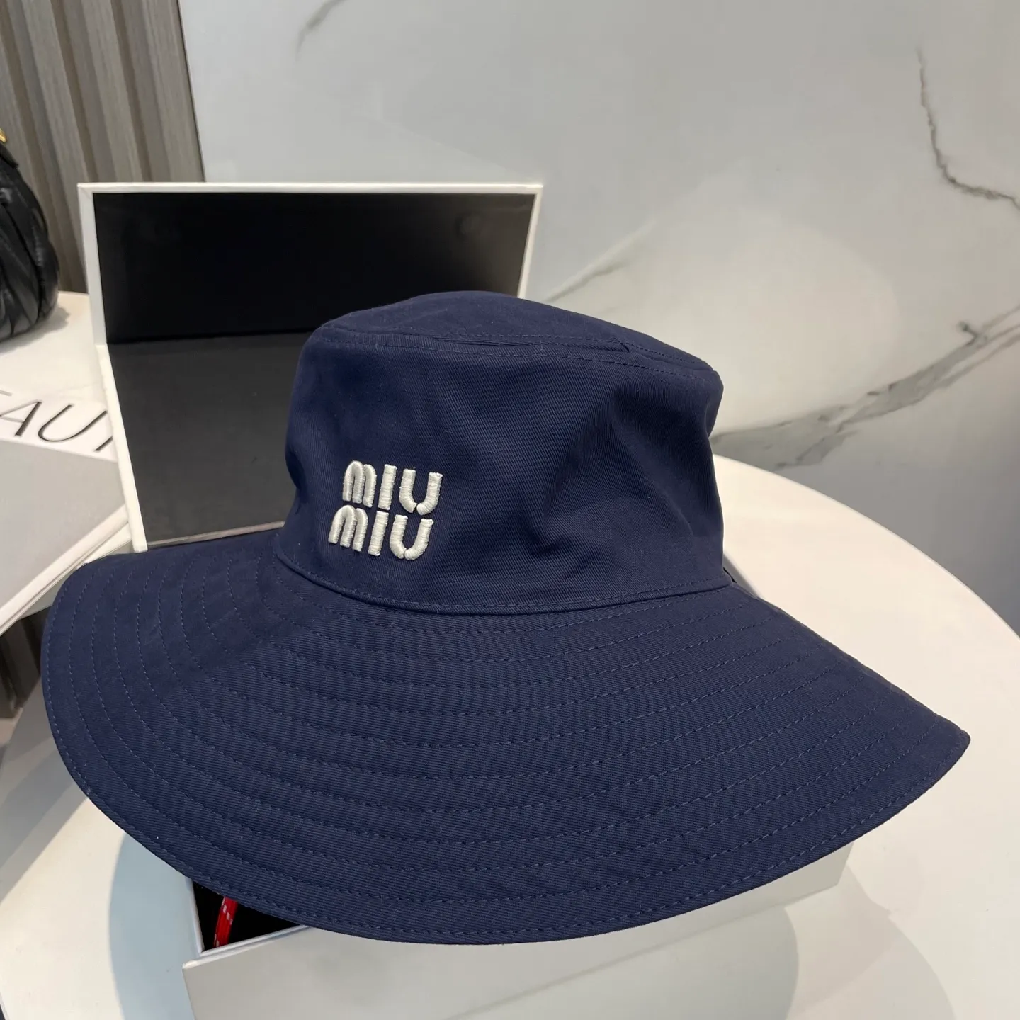 P80 MiuMiu Miu Miu's new fisherman hat | Large brim ~ Increased sun protection range, quality details are in place ~ Hats have always been an inseparable item in daily matching. The fisherman hat will never go out of style. This Miu family has always been loved by everyone. It is casual, versatile, sunproof and comfortable. It feels very soft but does not affect its shape at all. ​