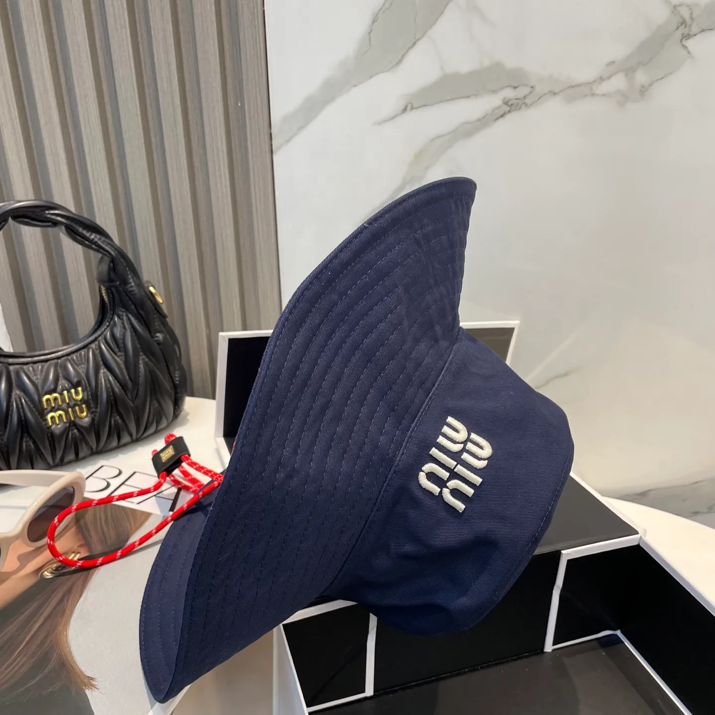 P80 MiuMiu Miu Miu's new fisherman hat | Large brim ~ Increased sun protection range, quality details are in place ~ Hats have always been an inseparable item in daily matching. The fisherman hat will never go out of style. This Miu family has always been loved by everyone. It is casual, versatile, sunproof and comfortable. It feels very soft but does not affect its shape at all. ​