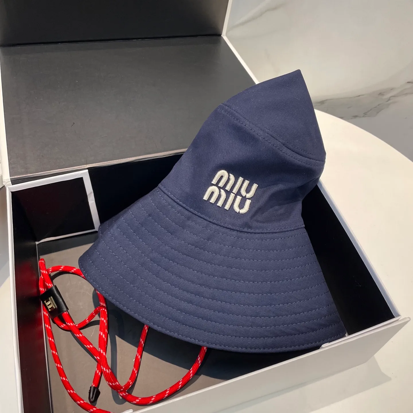 P80 MiuMiu Miu Miu's new fisherman hat | Large brim ~ Increased sun protection range, quality details are in place ~ Hats have always been an inseparable item in daily matching. The fisherman hat will never go out of style. This Miu family has always been loved by everyone. It is casual, versatile, sunproof and comfortable. It feels very soft but does not affect its shape at all. ​