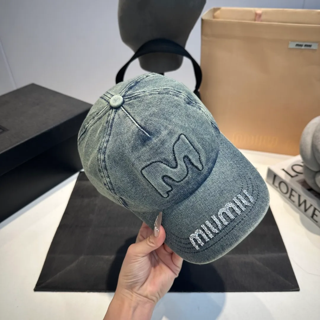 P60 miumiu Xiaohongshu popular recommendation. Original new baseball cap, authentic mold-making and custom-made, original workmanship is meticulous and the quality is superb!