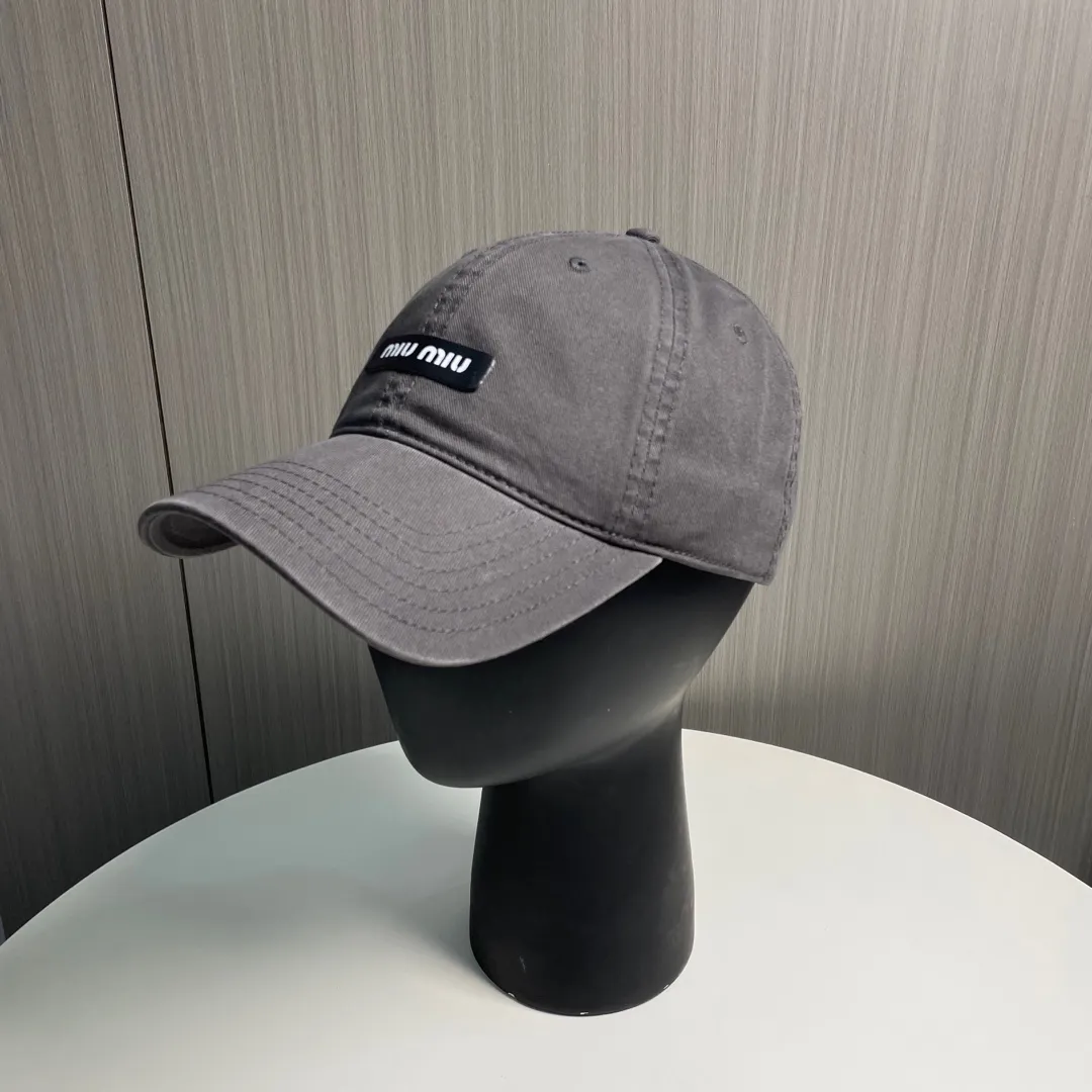 P60 miumiu new solid color baseball cap, the hottest color at the moment - full of street style! Trendy and versatile, Xiaohongshu grows grass, poison, get your boyfriend, and cool together