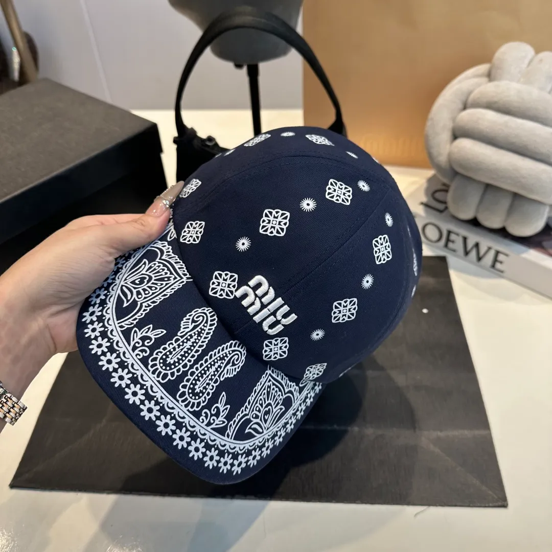 P70 Miumiu Miumiu new order style embroidered graffiti baseball cap 🧢Big brand style is super easy to match, get it now!