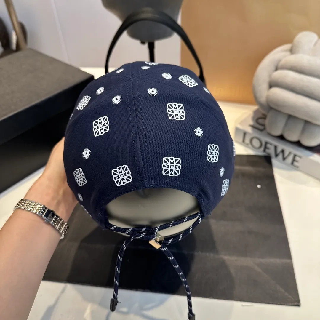 P70 Miumiu Miumiu new order style embroidered graffiti baseball cap 🧢Big brand style is super easy to match, get it now!