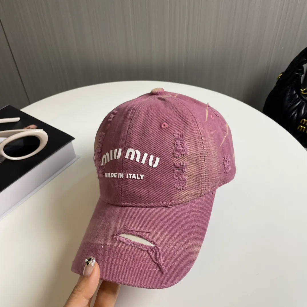 P70 miumiu new solid color baseball cap, the hottest color at the moment - full of street style! Trendy and versatile, Xiaohongshu grows grass, poison, get your boyfriend, and cool together