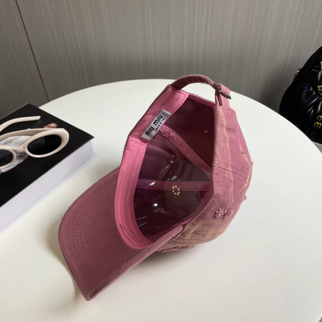 P70 miumiu new solid color baseball cap, the hottest color at the moment - full of street style! Trendy and versatile, Xiaohongshu grows grass, poison, get your boyfriend, and cool together