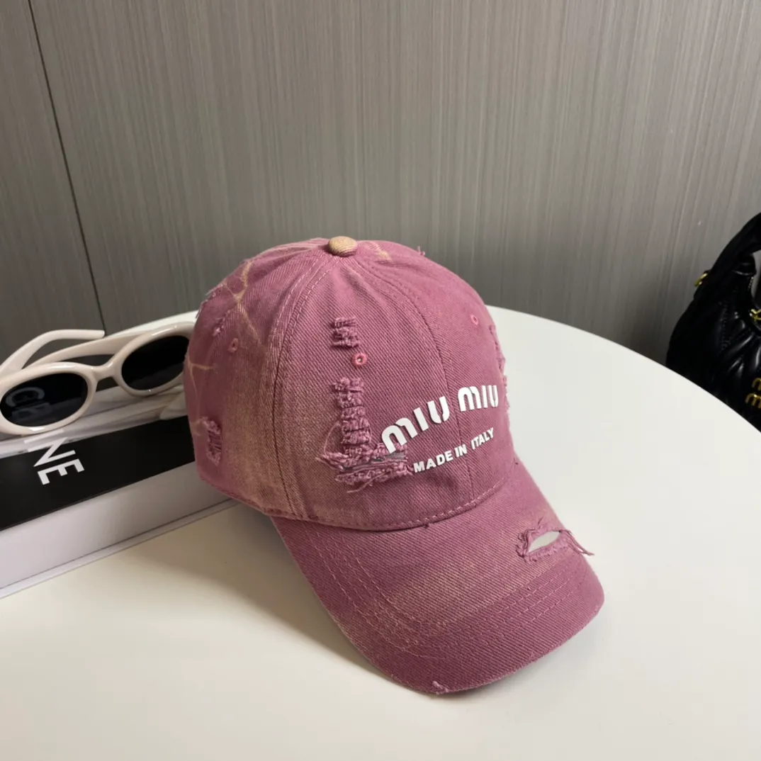P70 miumiu new solid color baseball cap, the hottest color at the moment - full of street style! Trendy and versatile, Xiaohongshu grows grass, poison, get your boyfriend, and cool together