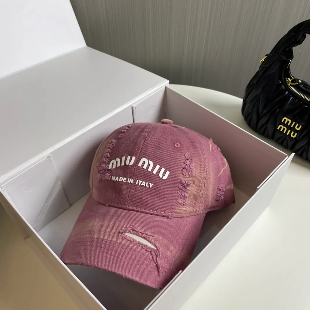 P70 miumiu new solid color baseball cap, the hottest color at the moment - full of street style! Trendy and versatile, Xiaohongshu grows grass, poison, get your boyfriend, and cool together