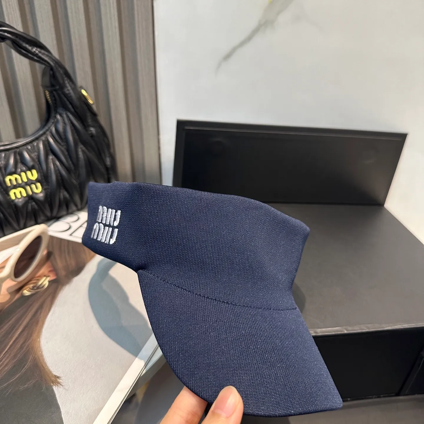 P70 miumiu Miu Miu Sports Hollow Top Tennis Cap 🎾 This hollow top hat is a deep and high-end navy blue, simple and elegant. The exquisite Miu Miu letter embroidery on the side of the hat instantly enhances the overall sense of fashion and brand recognition. It is low-key and luxurious~ The design of the hollow top is really considerate, will not mess up the hairstyle, and can keep the head fresh and breathable. The wide brim can effectively block the sun and has first-class sun protection effect. Whether you wear it with casual sportswear to play outdoors, or wear it with a small skirt to go shopping, it can instantly make you the focus of fashion💃.
