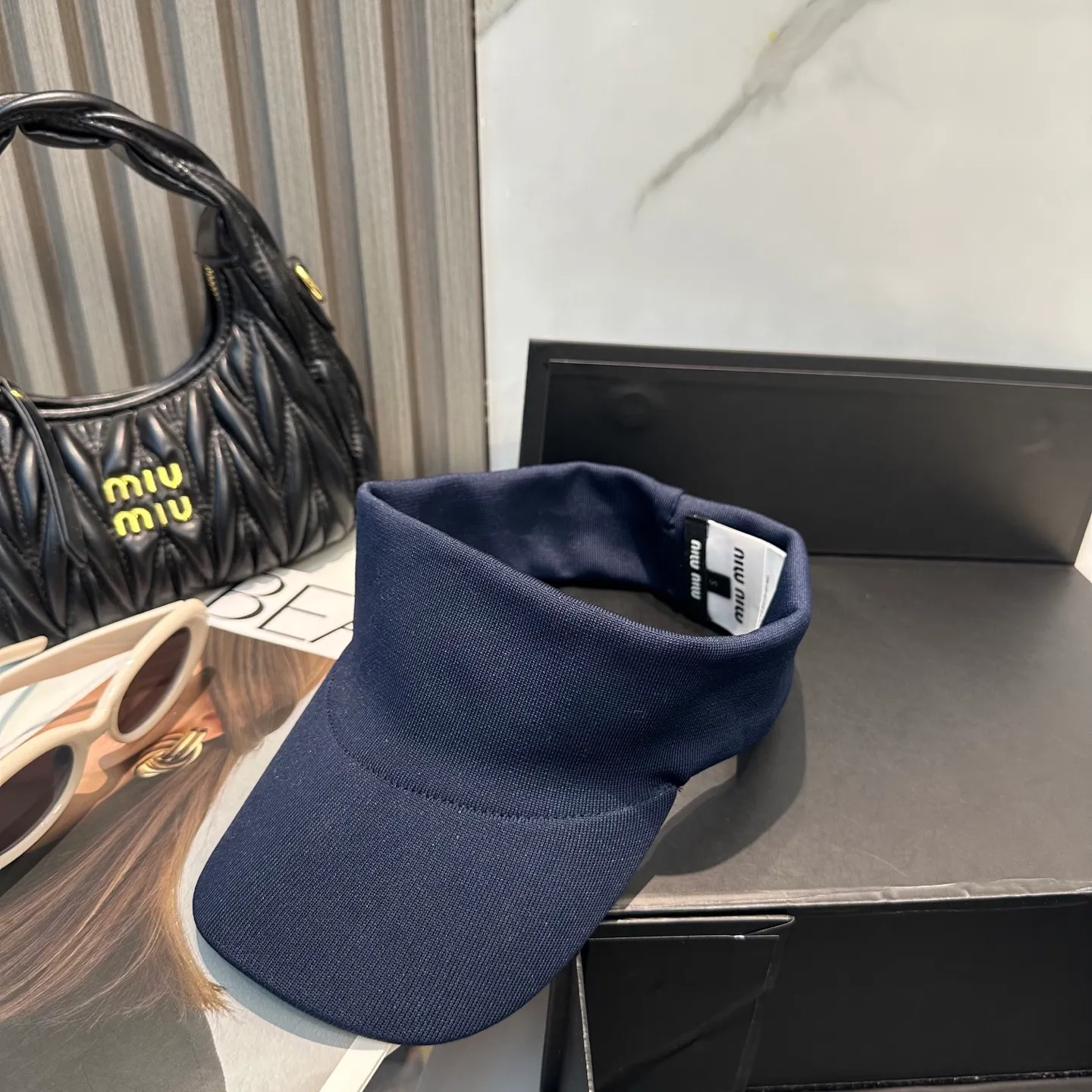 P70 miumiu Miu Miu Sports Hollow Top Tennis Cap 🎾 This hollow top hat is a deep and high-end navy blue, simple and elegant. The exquisite Miu Miu letter embroidery on the side of the hat instantly enhances the overall sense of fashion and brand recognition. It is low-key and luxurious~ The design of the hollow top is really considerate, will not mess up the hairstyle, and can keep the head fresh and breathable. The wide brim can effectively block the sun and has first-class sun protection effect. Whether you wear it with casual sportswear to play outdoors, or wear it with a small skirt to go shopping, it can instantly make you the focus of fashion💃.