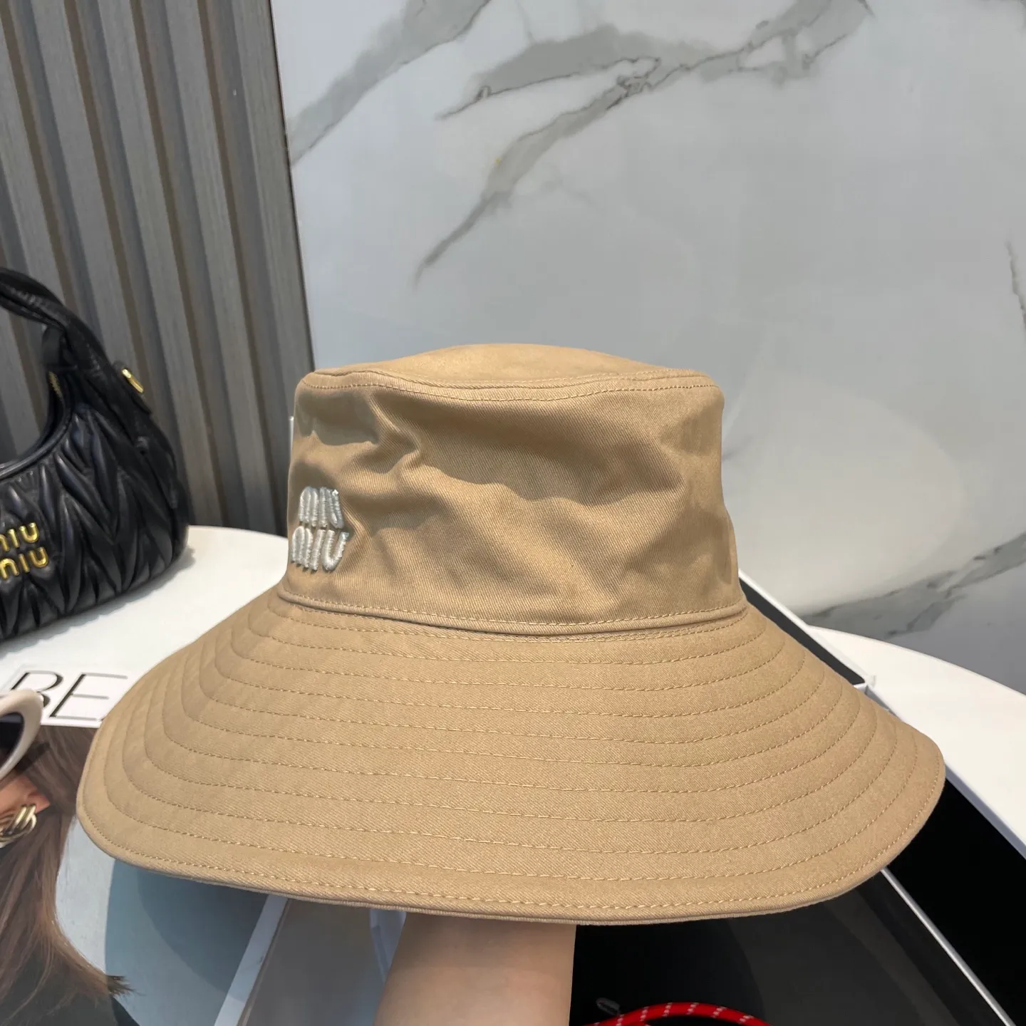 P80 MiuMiu Miu Miu's new fisherman hat | Large brim ~ Increased sun protection range, quality details are in place ~ Hats have always been an inseparable item in daily matching. The fisherman hat will never go out of style. This Miu family has always been loved by everyone. It is casual, versatile, sunproof and comfortable. It feels very soft but does not affect its shape at all. ​