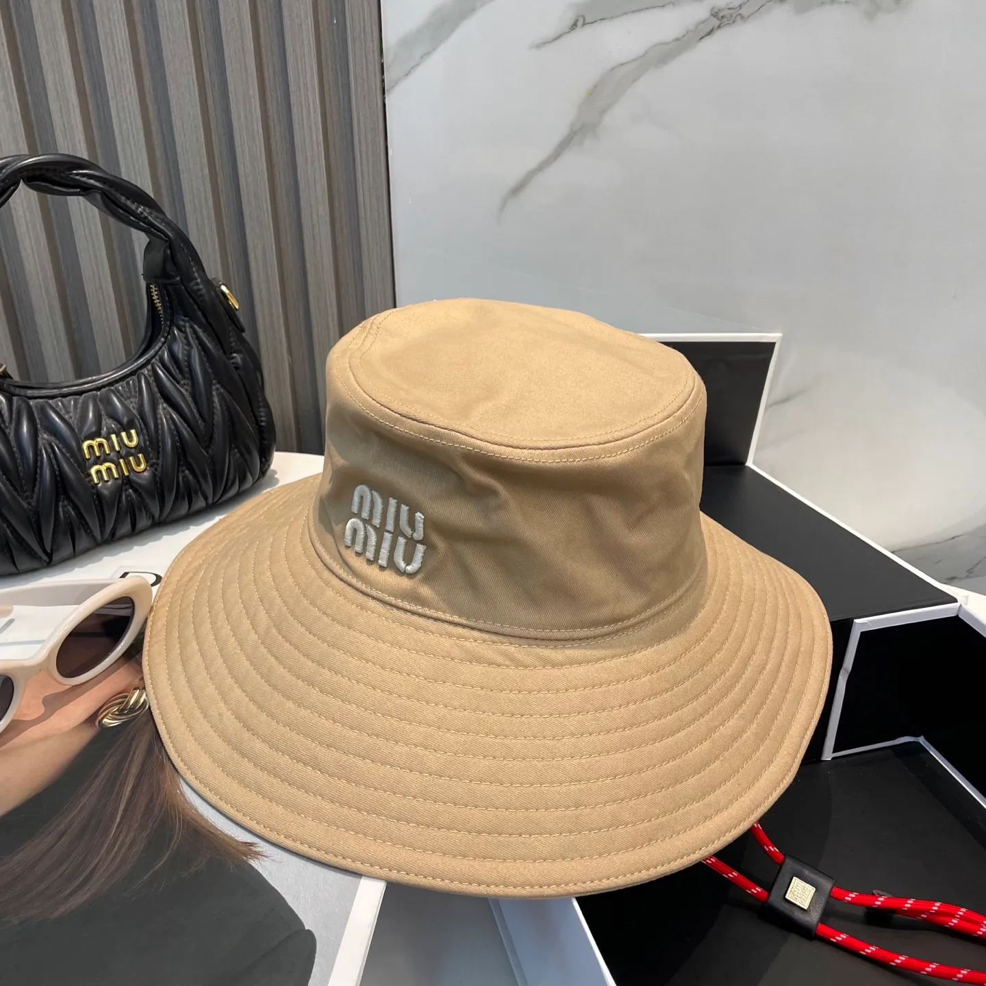 P80 MiuMiu Miu Miu's new fisherman hat | Large brim ~ Increased sun protection range, quality details are in place ~ Hats have always been an inseparable item in daily matching. The fisherman hat will never go out of style. This Miu family has always been loved by everyone. It is casual, versatile, sunproof and comfortable. It feels very soft but does not affect its shape at all. ​
