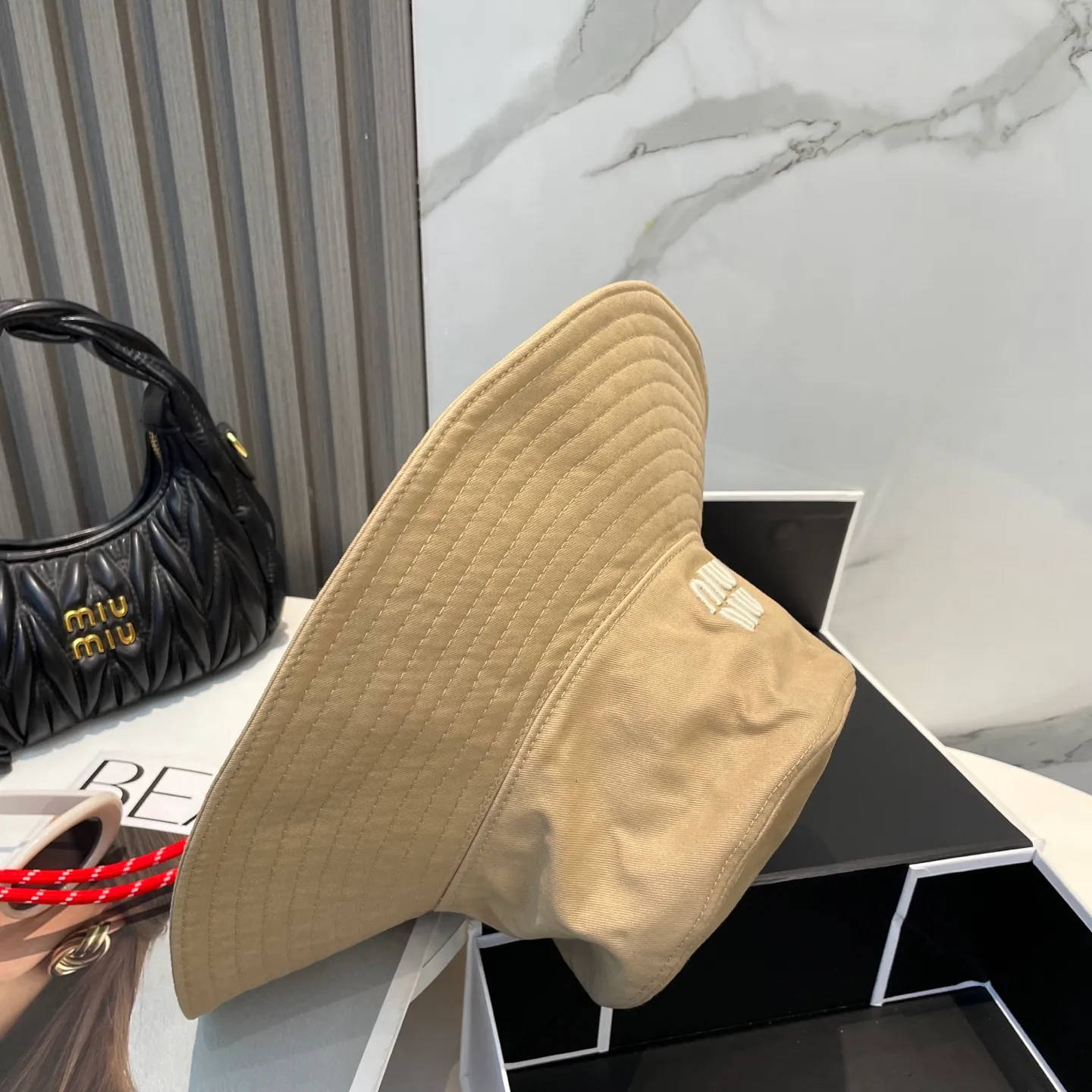 P80 MiuMiu Miu Miu's new fisherman hat | Large brim ~ Increased sun protection range, quality details are in place ~ Hats have always been an inseparable item in daily matching. The fisherman hat will never go out of style. This Miu family has always been loved by everyone. It is casual, versatile, sunproof and comfortable. It feels very soft but does not affect its shape at all. ​
