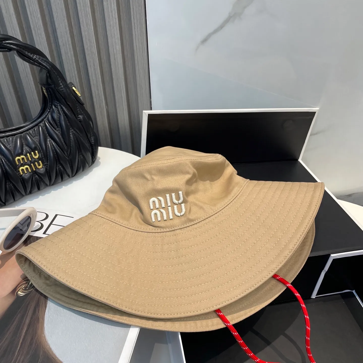 P80 MiuMiu Miu Miu's new fisherman hat | Large brim ~ Increased sun protection range, quality details are in place ~ Hats have always been an inseparable item in daily matching. The fisherman hat will never go out of style. This Miu family has always been loved by everyone. It is casual, versatile, sunproof and comfortable. It feels very soft but does not affect its shape at all. ​