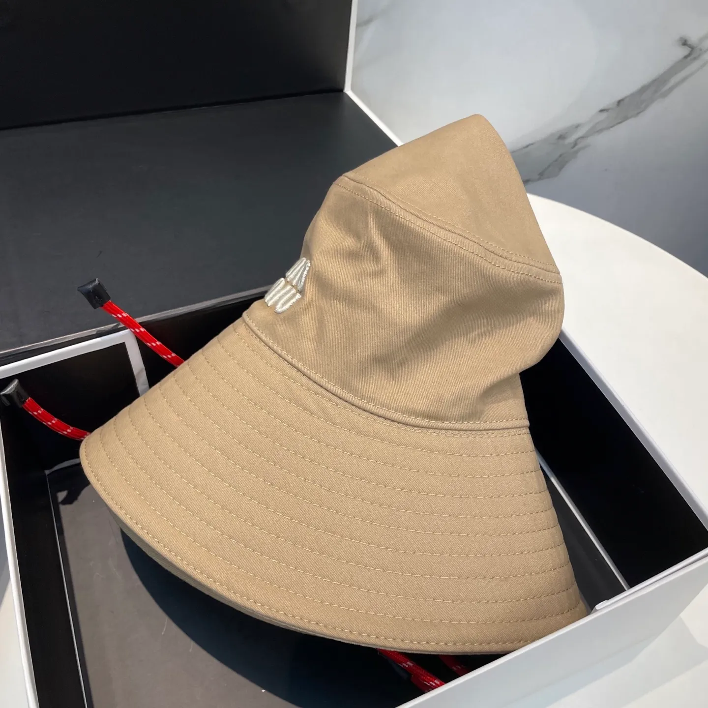P80 MiuMiu Miu Miu's new fisherman hat | Large brim ~ Increased sun protection range, quality details are in place ~ Hats have always been an inseparable item in daily matching. The fisherman hat will never go out of style. This Miu family has always been loved by everyone. It is casual, versatile, sunproof and comfortable. It feels very soft but does not affect its shape at all. ​