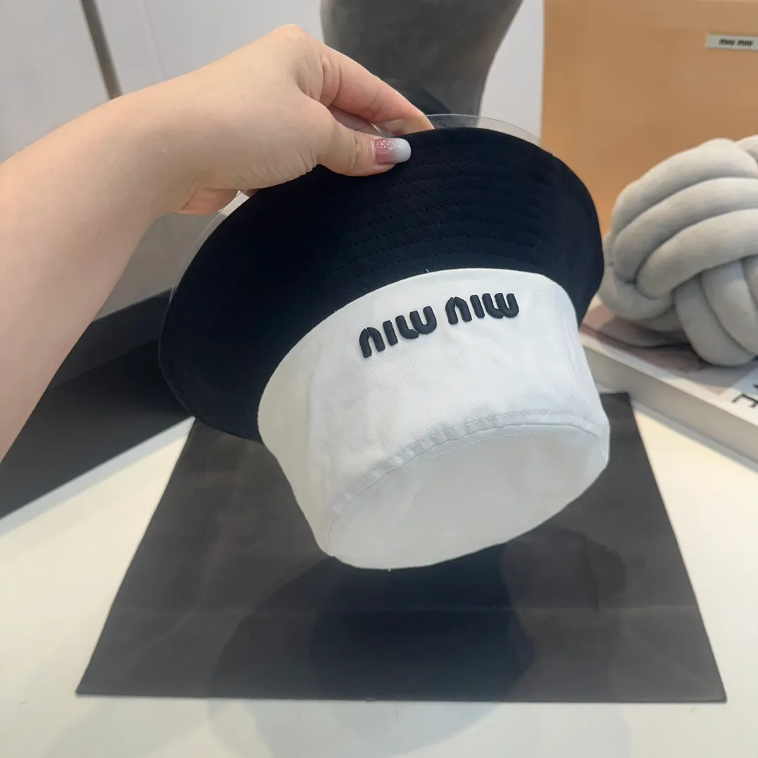 P56 MiuMiu Miu Miu girl's daily bucket hat. A very versatile baseball cap. Classic embroidered logo. Versatile and fashionable.