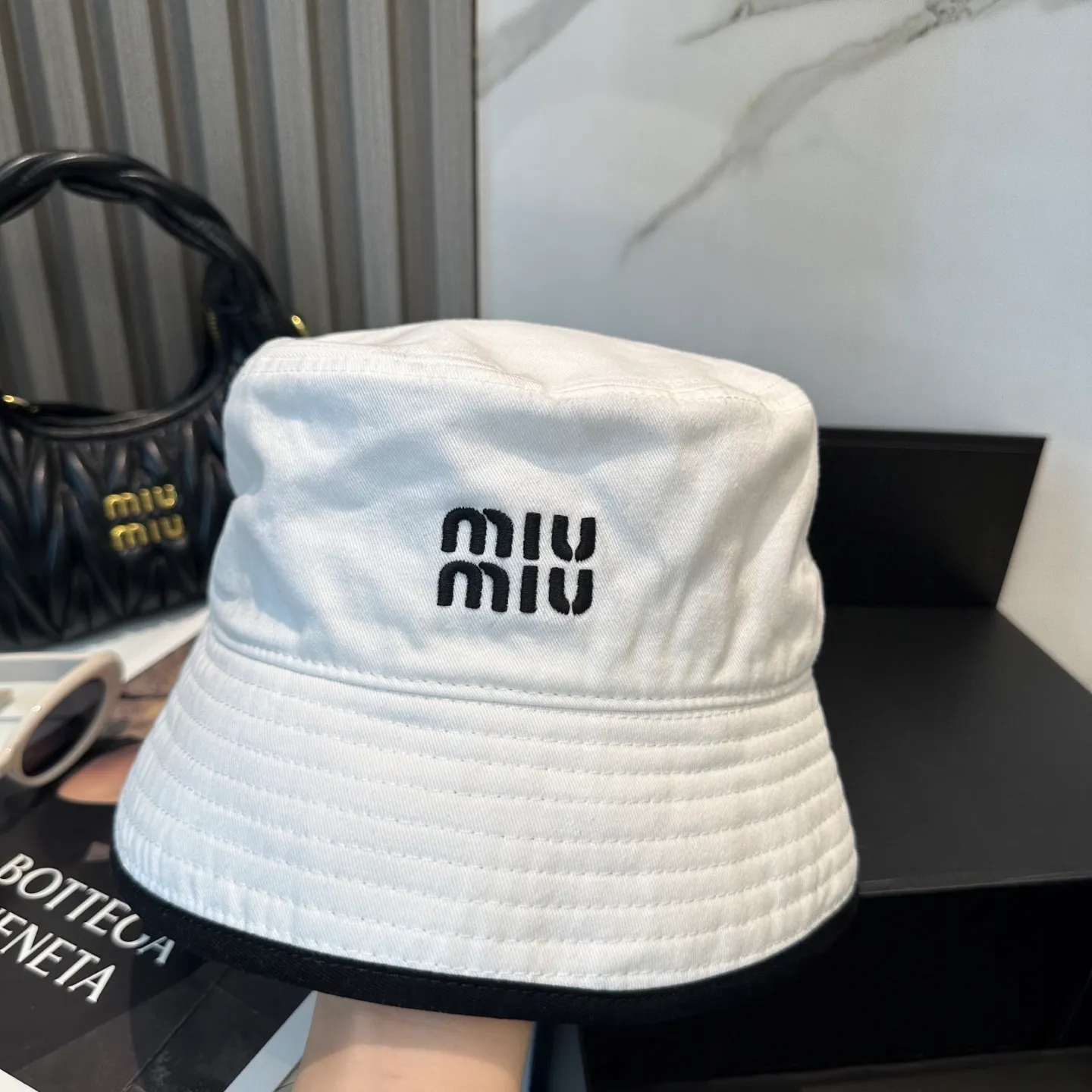 P74💛 Comes with dust bag. [Miumiu Miu Miu] New order style embroidered fisherman hat🧢Big brand style is super easy to match, hurry up and get it!