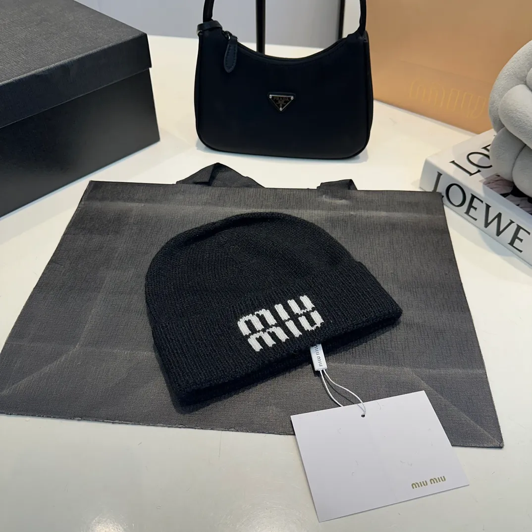 P60 MiuMiu～The new autumn and winter cold hat knitted hat is super soft and elastic, very warm, and has an amazing concave shape