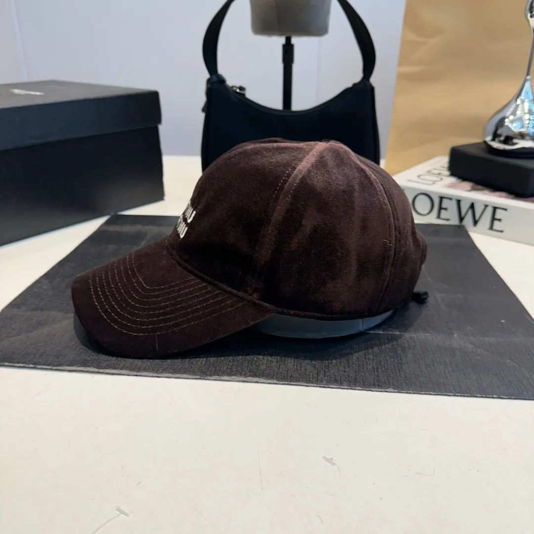 P60 miumiu 25 autumn and winter new velvet letter embroidered baseball cap