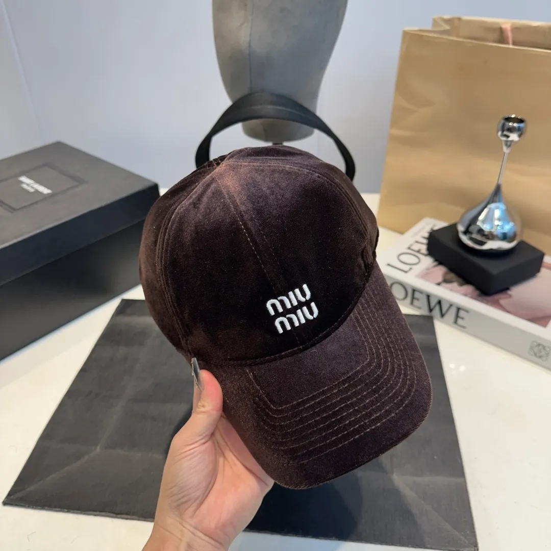 P60 miumiu 25 autumn and winter new velvet letter embroidered baseball cap