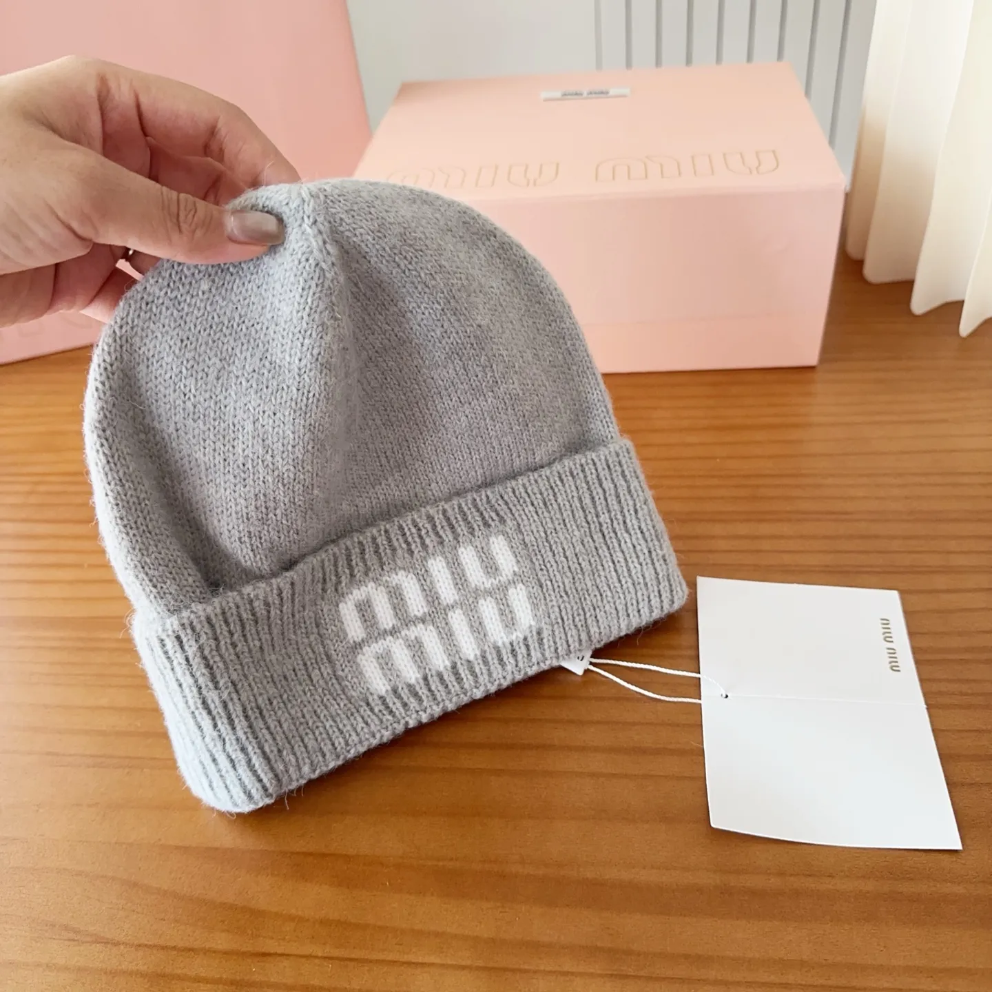 💰60 miumiu’s most popular knitted hat at the Miu Miu counter! Xiaohongshu’s new product is released, it’s so 🉑️, high-elastic fabric, classic colors, same style for men and women.