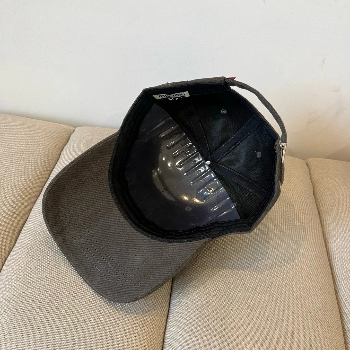 P60 miumiu original spring and summer new baseball cap, authentic mold-making and custom-made, the original workmanship is meticulous and the quality is superb!
