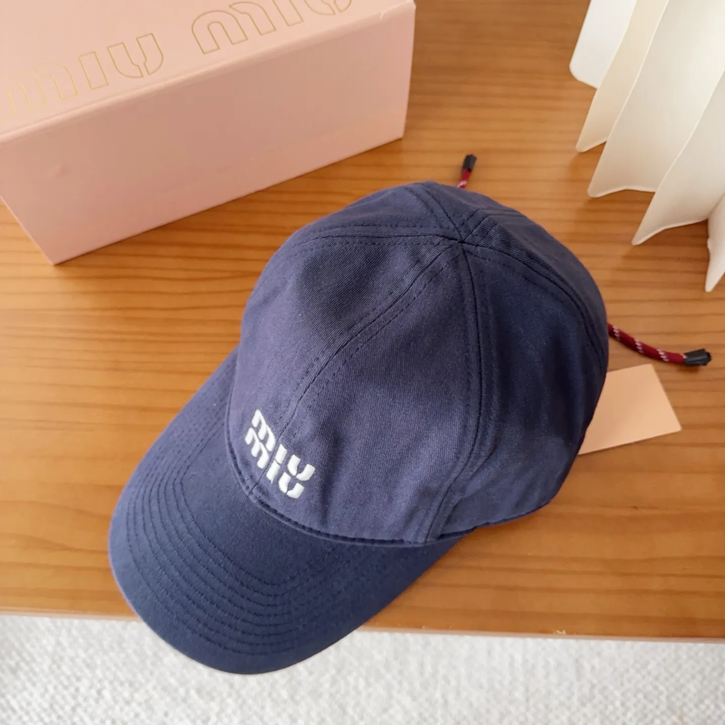 💰60 miumiu new autumn and winter baseball cap from miumiu. The original order is genuine and made to order. The original workmanship is meticulous and the quality is superb!