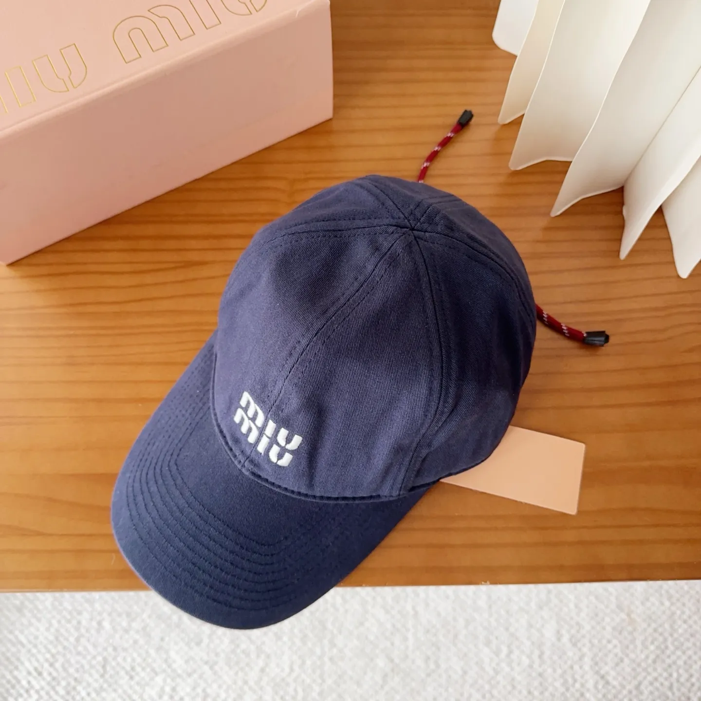 💰60 miumiu new autumn and winter baseball cap from miumiu. The original order is genuine and made to order. The original workmanship is meticulous and the quality is superb!