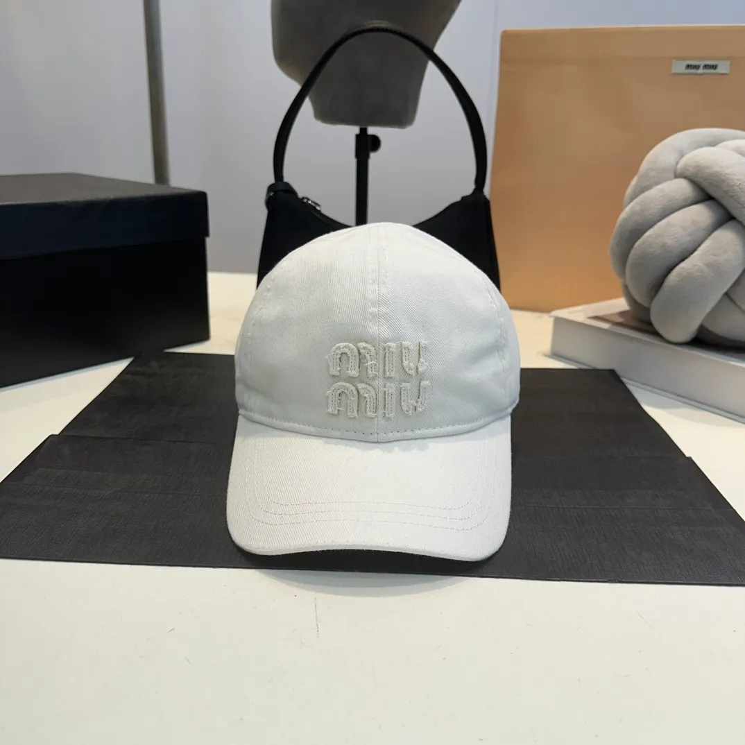 P60 MiuMiu Miu Miu girl's daily baseball cap. A very versatile baseball cap. Classic embroidered logo. Versatile and fashionable.