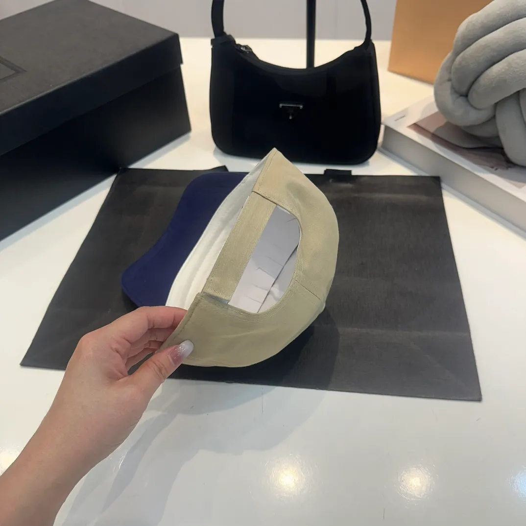 P56 MiuMiu Miu Miu girl's daily baseball cap. A very versatile baseball cap. Classic embroidered logo. Black and white contrasting colors. Versatile and fashionable.