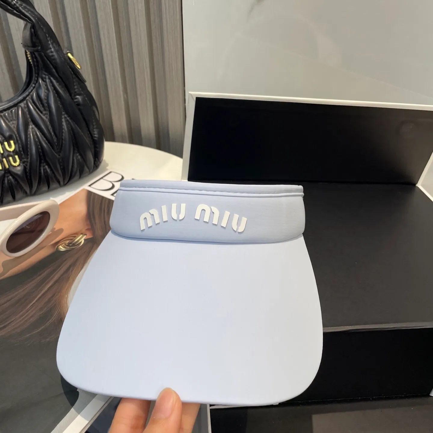 P60miumiuMiu Miu💞 Summer ice silk empty top hat. The empty top sun protection hat does not delay the ponytail~ The ice silk fabric is practical and beautiful! The design of the large brim can effectively block ultraviolet rays. Multiple colors available.