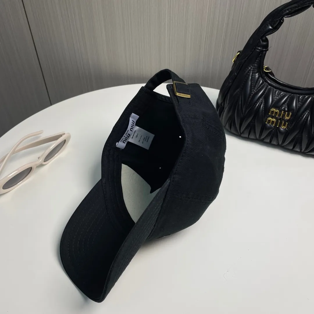 P60 miumiu new solid color baseball cap, the hottest color at the moment - full of street style! Trendy and versatile, Xiaohongshu grows grass, poison, get your boyfriend, and cool together