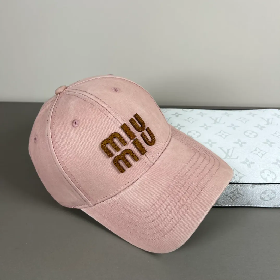 56💰Miumiu miumiu original spring and summer new baseball cap, authentic and custom-made from mold, the original workmanship is meticulous and the quality is superb!