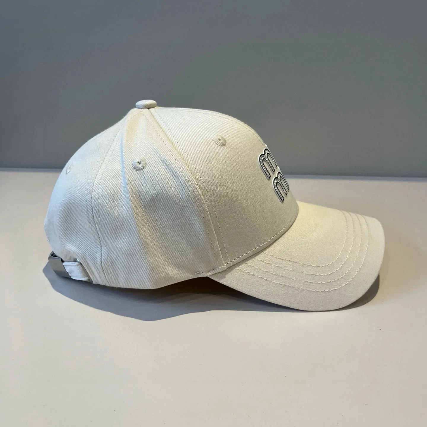 P60 miumiu original spring and summer new baseball cap, authentic mold-making and custom-made, the original workmanship is meticulous and the quality is superb!