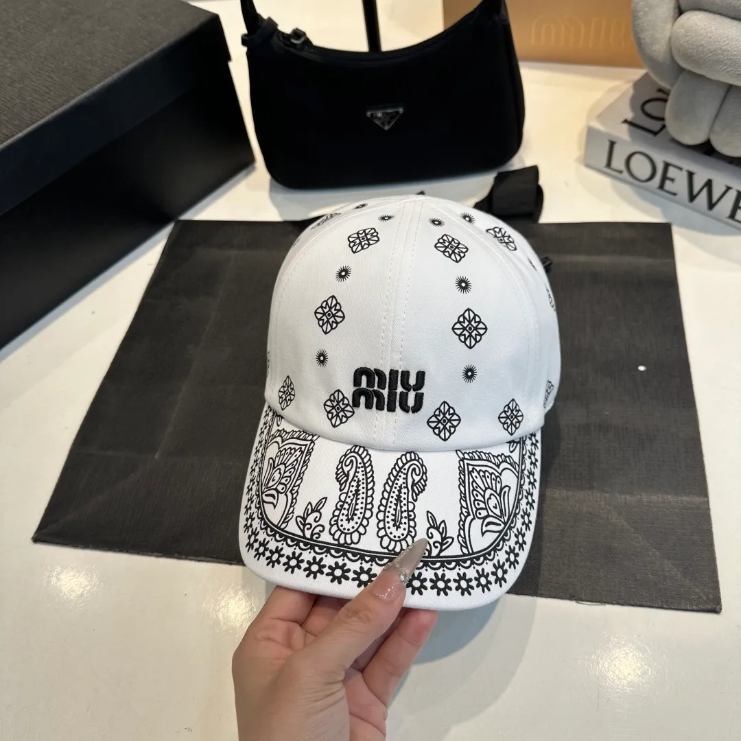 P70 Miumiu Miumiu new order style embroidered graffiti baseball cap 🧢Big brand style is super easy to match, get it now!