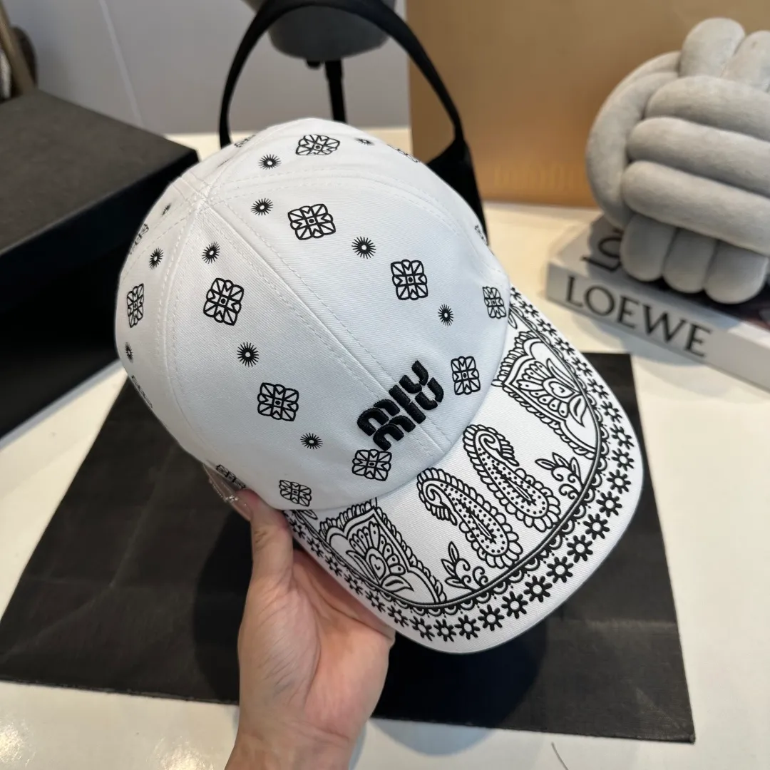P70 Miumiu Miumiu new order style embroidered graffiti baseball cap 🧢Big brand style is super easy to match, get it now!