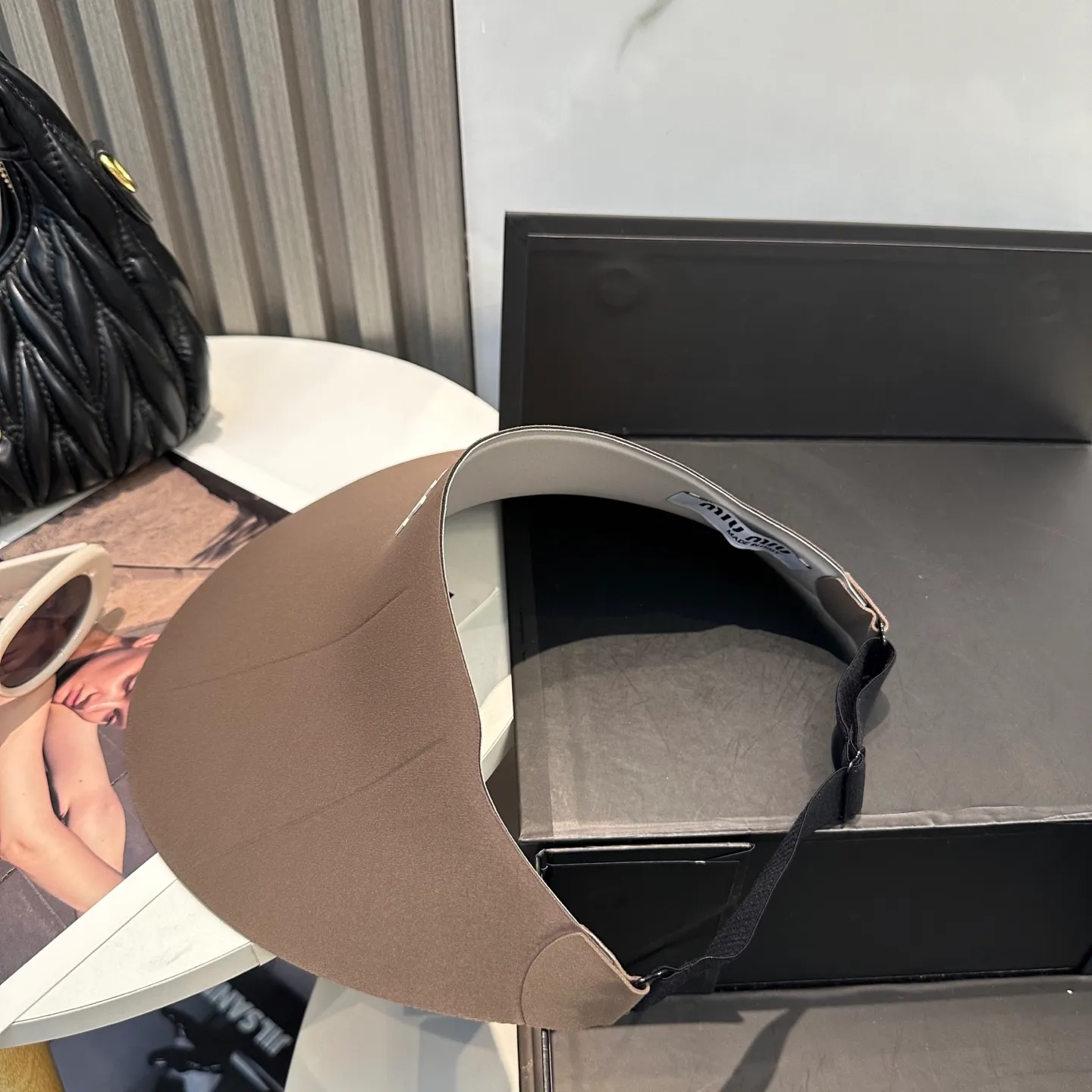 P66 miumiu Miu Miu～The new summer seamless duck bill empty top hat is a summer sunshade artifact. It will not be stuffy at all. The oversized brim is more sun-protective.