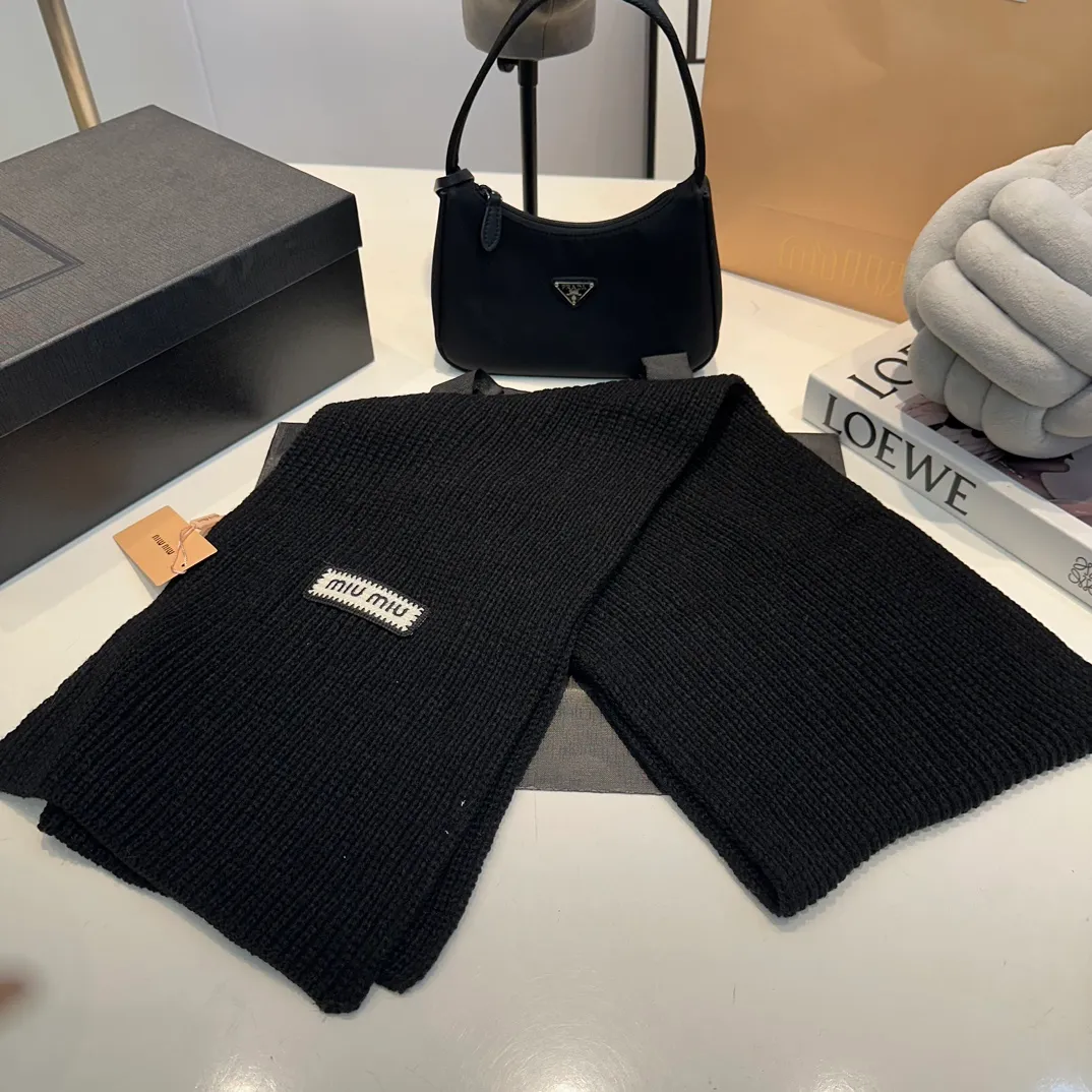 P170 MiuMiu～The new autumn and winter cold hat knitted hat three-piece set, hat, gloves and scarf, super soft and stretchy, very warm, with an amazing concave shape!