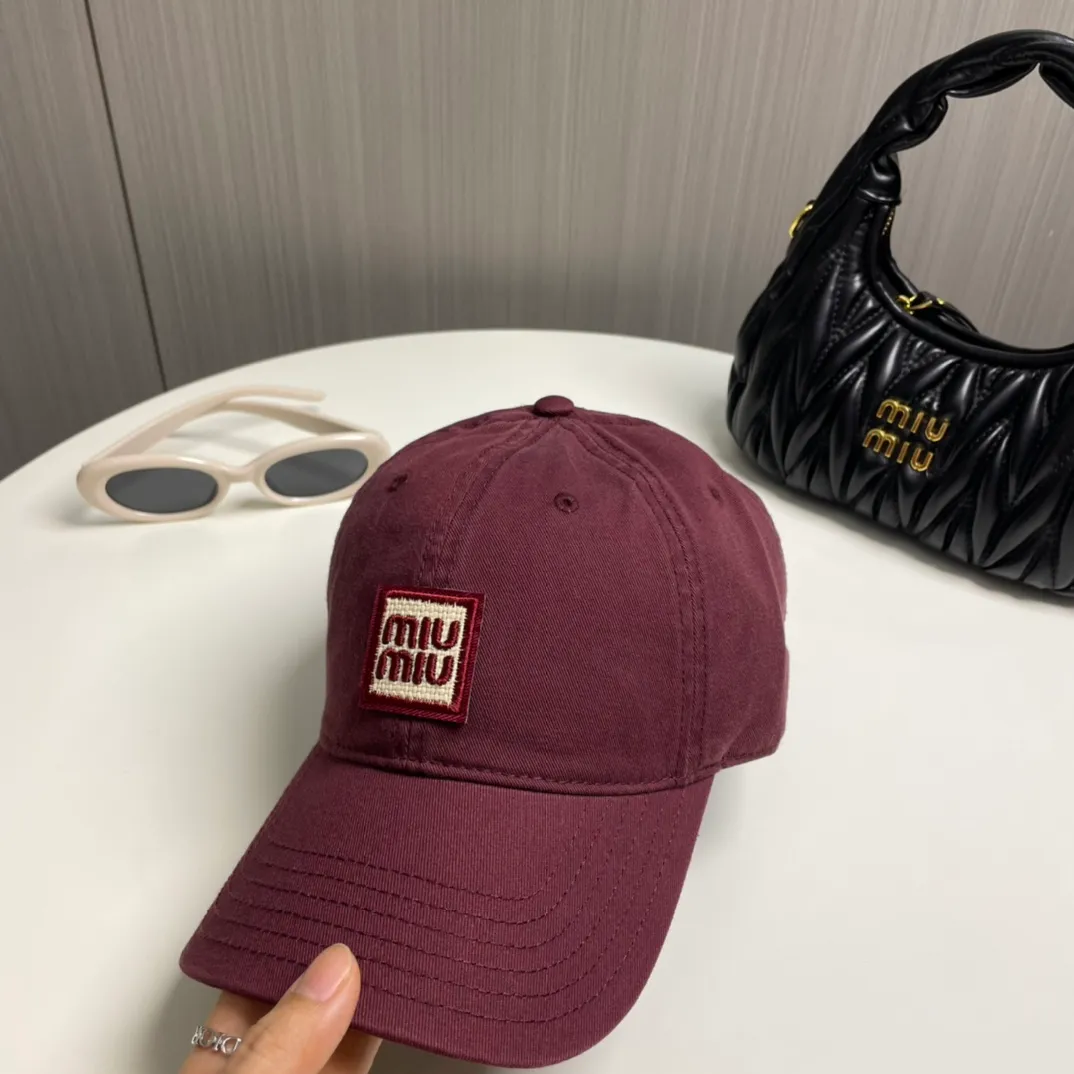 P50 miumiu new plain baseball cap, the hottest color at the moment - full of street style! Trendy and versatile, Xiaohongshu grows grass, poison, get your boyfriend, and cool together
