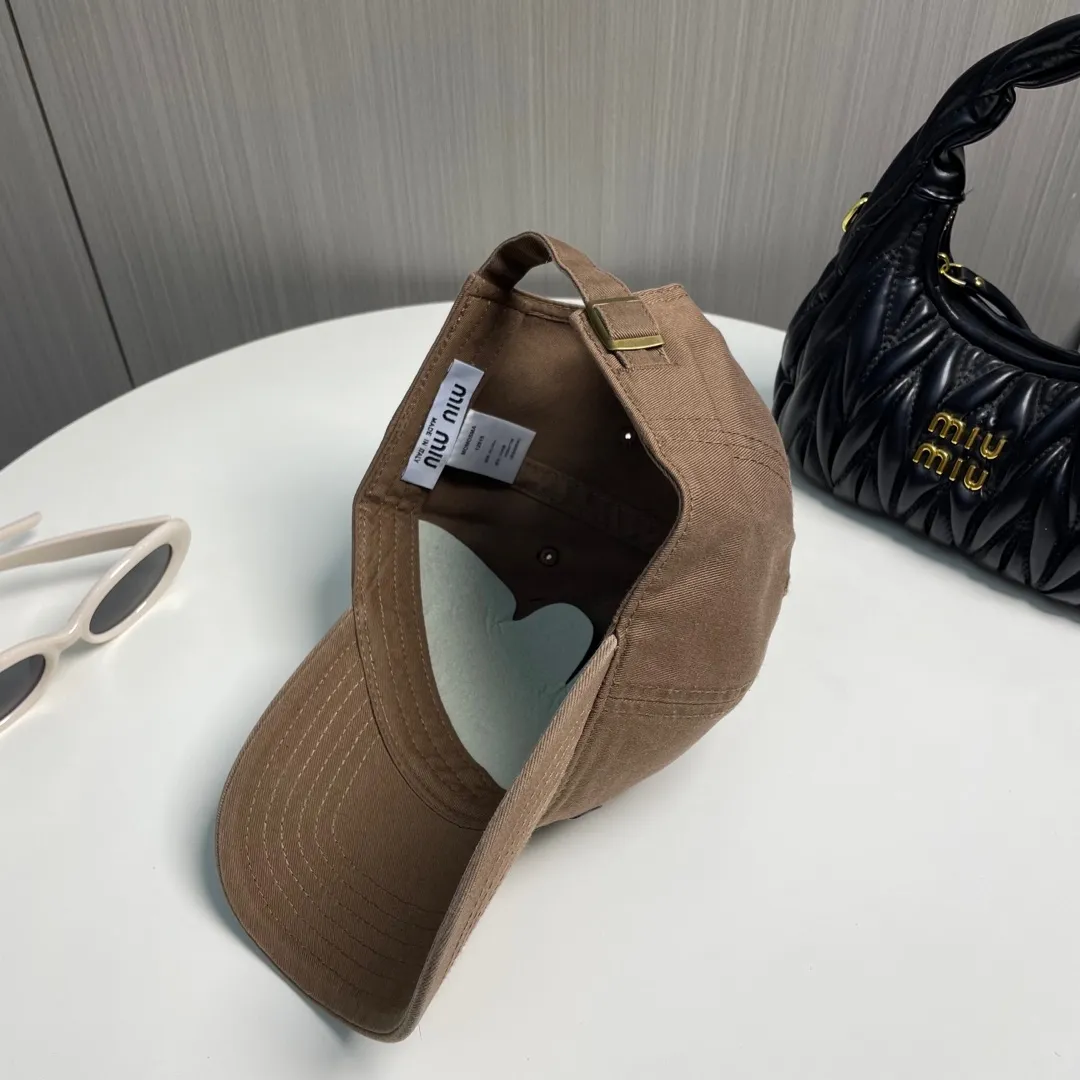 P60 miumiu new solid color baseball cap, the hottest color at the moment - full of street style! Trendy and versatile, Xiaohongshu grows grass, poison, get your boyfriend, and cool together