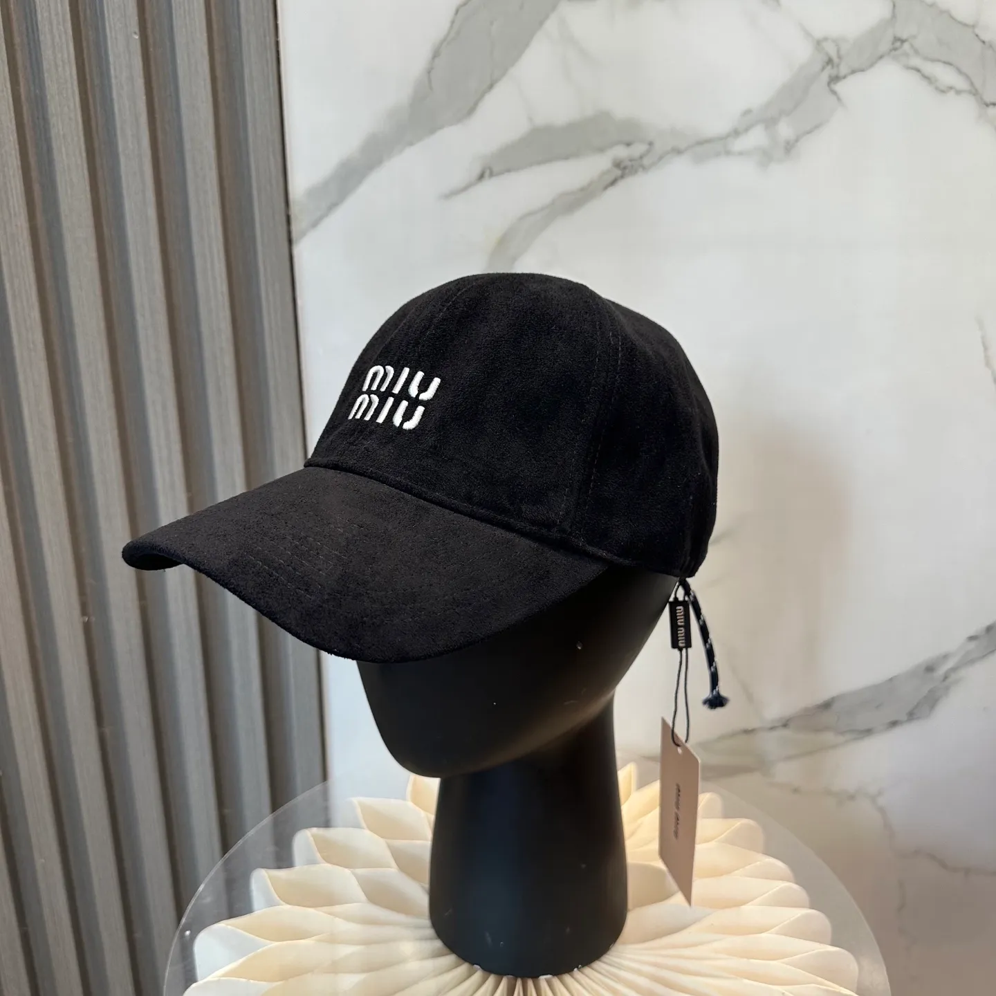P70 miumiu Miu Miu's new leather baseball cap. The colors are so special~ Close your eyes and look in. They are all white colors. Same style for men and women.