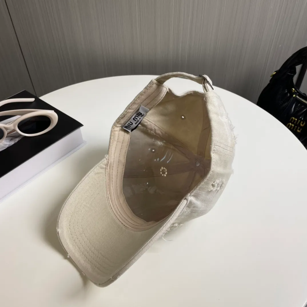 P60 miumiu new solid color baseball cap, the hottest color at the moment - full of street style! Trendy and versatile, Xiaohongshu grows grass, poison, get your boyfriend, and cool together