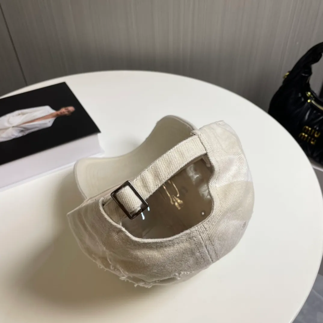 P60 miumiu new solid color baseball cap, the hottest color at the moment - full of street style! Trendy and versatile, Xiaohongshu grows grass, poison, get your boyfriend, and cool together