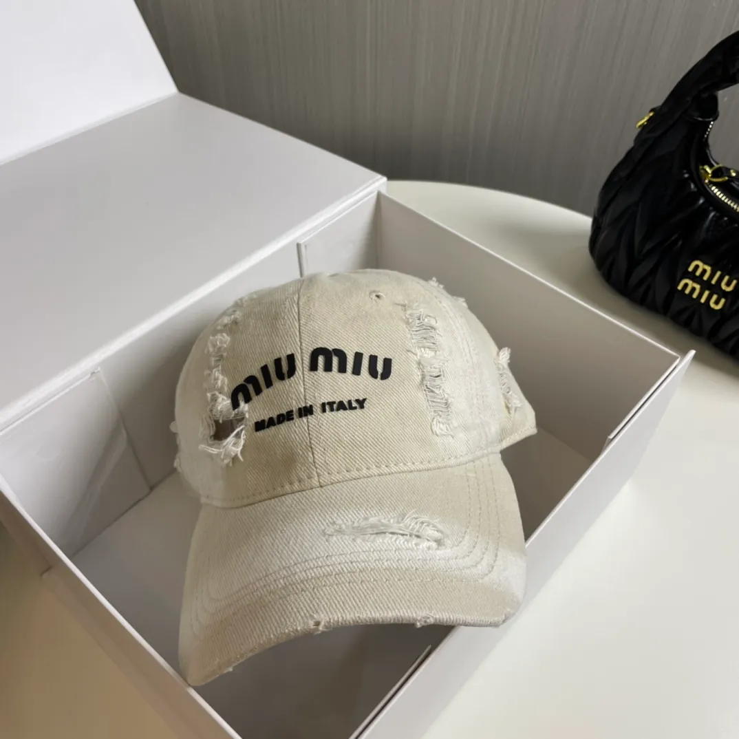 P60 miumiu new solid color baseball cap, the hottest color at the moment - full of street style! Trendy and versatile, Xiaohongshu grows grass, poison, get your boyfriend, and cool together