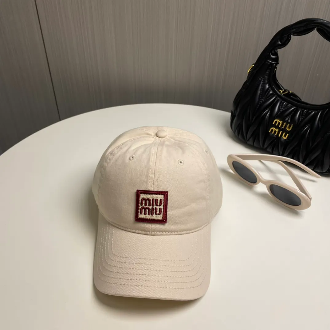P50 miumiu new plain baseball cap, the hottest color at the moment - full of street style! Trendy and versatile, Xiaohongshu grows grass, poison, get your boyfriend, and cool together