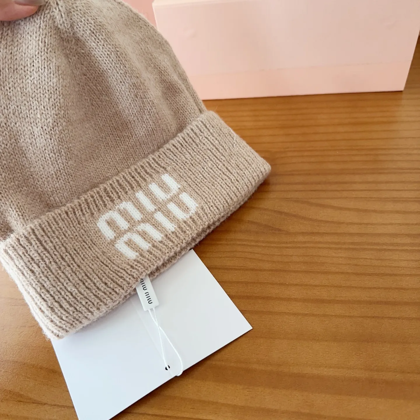 💰60 miumiu’s most popular knitted hat at the Miu Miu counter! Xiaohongshu’s new product is released, it’s so 🉑️, high-elastic fabric, classic colors, same style for men and women.