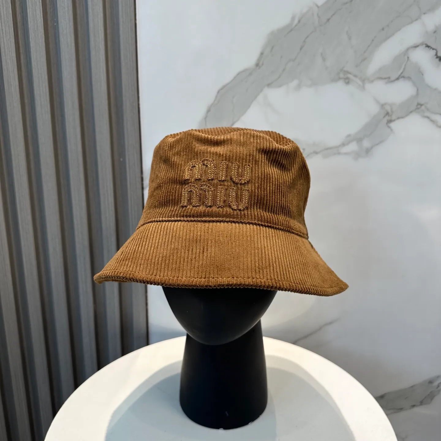 P76 miumiu limited new corduroy fisherman hat/baseball cap, corduroy textured fisherman hat. A very attractive fisherman hat ~ the same style for men and women. It has its own atmosphere when going out every day. It feels great to change it occasionally.