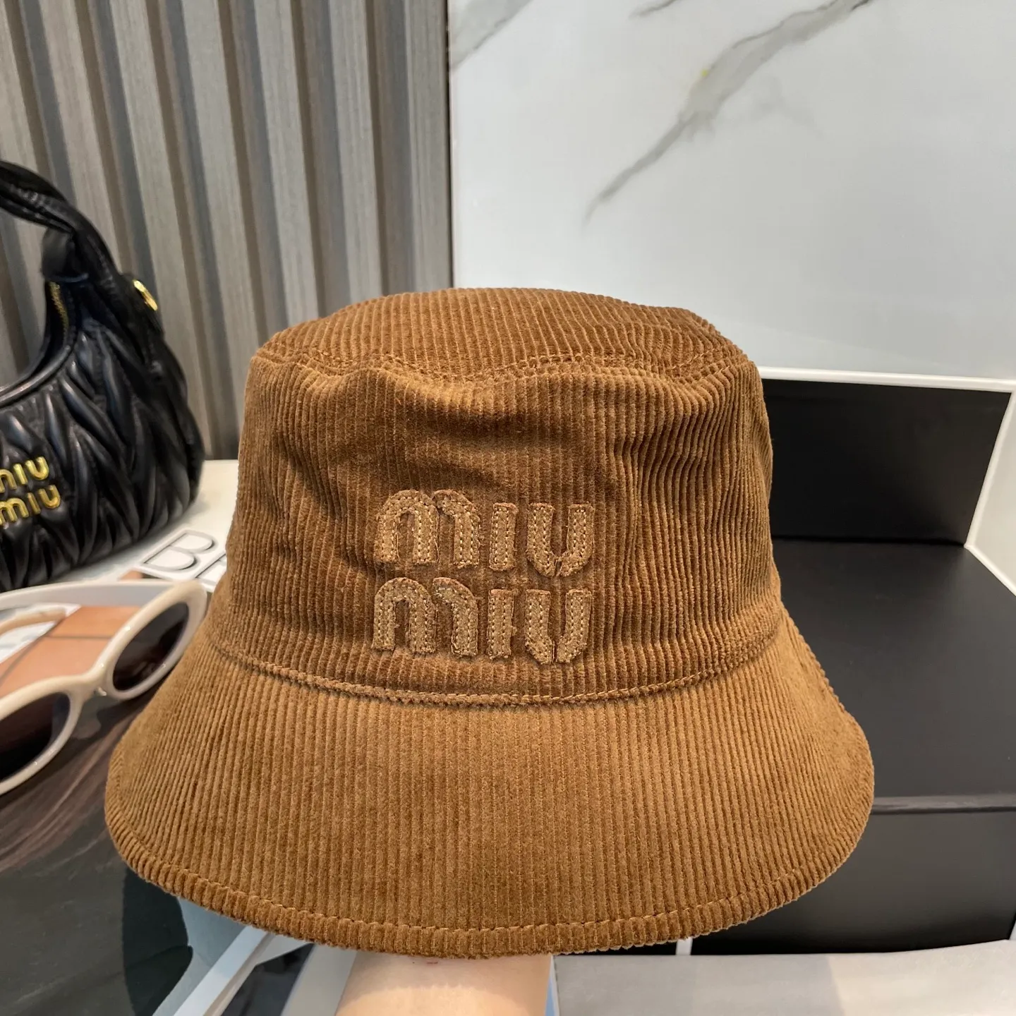 P76 miumiu limited new corduroy fisherman hat/baseball cap, corduroy textured fisherman hat. A very attractive fisherman hat ~ the same style for men and women. It has its own atmosphere when going out every day. It feels great to change it occasionally.